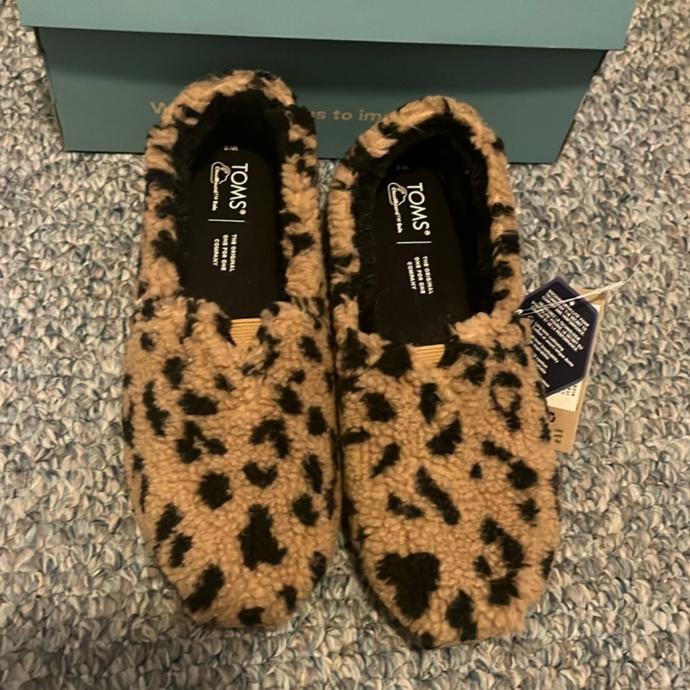 NWT Tom’s Alpargata Doe Leopard Fleece/Faux Fur